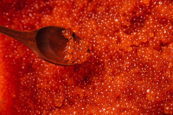 Caviar Rojo Una Cuchara Madera —  Fotos de Stock