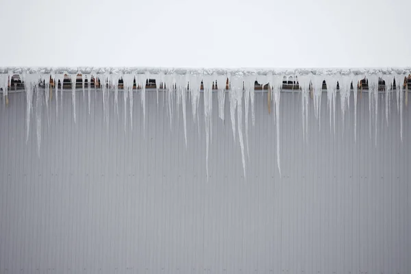 Çatıda Çok Büyük Buz Sarkıtları Asılı — Stok fotoğraf