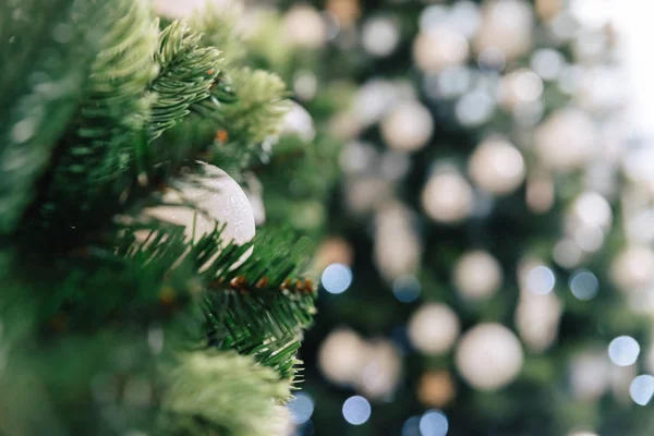 クリスマスの背景 人工的なクリスマスツリー ライトや装飾 クリスマスのおもちゃぼやけた焦りの背景 — ストック写真