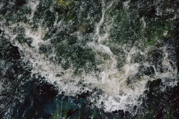 Beyaz Dalgalı Hava Kabarcıklı Suyun Hızlı Akışı Bir Akarsu Akıntısının — Stok fotoğraf