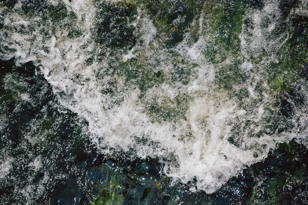 Gyors Vízáramlás Fehér Hullámokkal Légbuborékokkal Top Kilátás Patak Gyorsan Folyó — Stock Fotó
