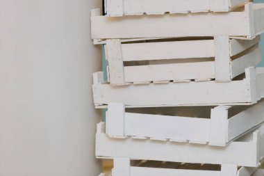 Tahta sandıklar. Çekmeceler beyaza boyanmış.