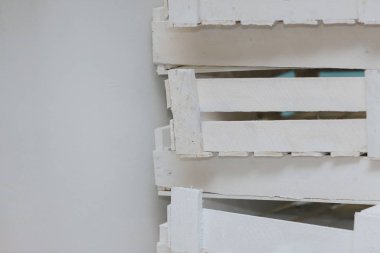 Tahta sandıklar. Çekmeceler beyaza boyanmış.