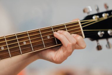 Gitar tutan bir el.