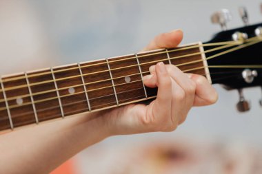 Gitar tutan bir el.