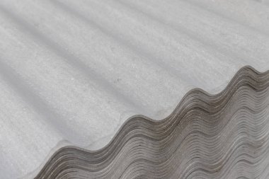Birçok gri çarşaf üst üste istiflenmiştir. Dalgalı çizgili desen
