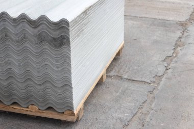 Birçok gri çarşaf üst üste istiflenmiştir. Dalgalı çizgili desen