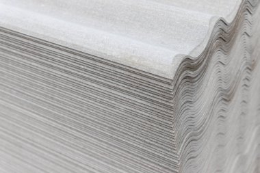 Birçok gri çarşaf üst üste istiflenmiştir. Dalgalı çizgili desen