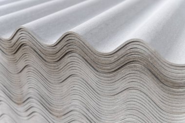 Birçok gri çarşaf üst üste istiflenmiştir. Dalgalı çizgili desen