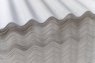 Birçok gri çarşaf üst üste istiflenmiştir. Dalgalı çizgili desen