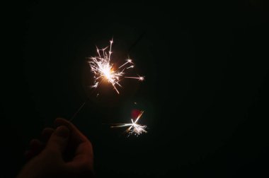 Bengal ışığı elinde parıldıyor