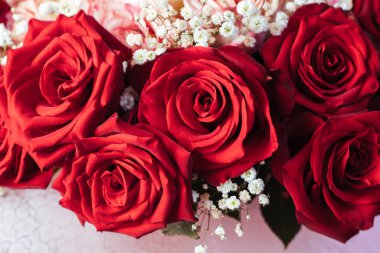 Güller. Buket. Kırmızı çiçekler. Tomurcuklar kapanıyor.