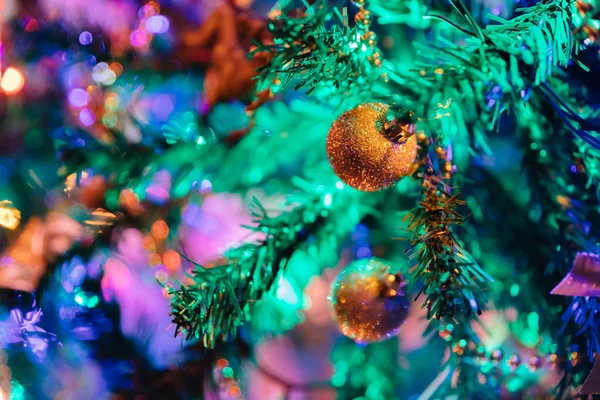 Πλαστικό Χριστουγεννιάτικο Δέντρο Πλαστικά Χριστουγεννιάτικα Στολίδια Και Παιχνίδια — Φωτογραφία Αρχείου