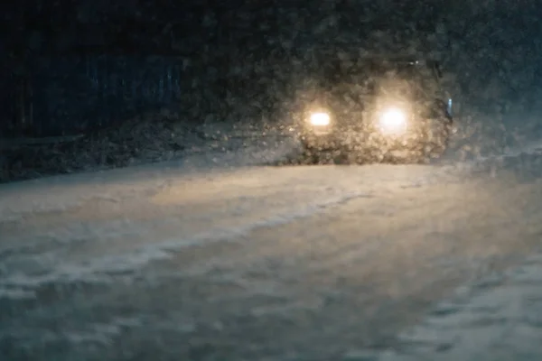 Fondo Desenfocado Faros Del Coche Carretera Durante Nieve Pesada — Foto de Stock