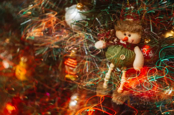 Karácsonyi Játék Formájában Egy Hóember Függ Egy Mesterséges Karácsonyfa Színes — Stock Fotó
