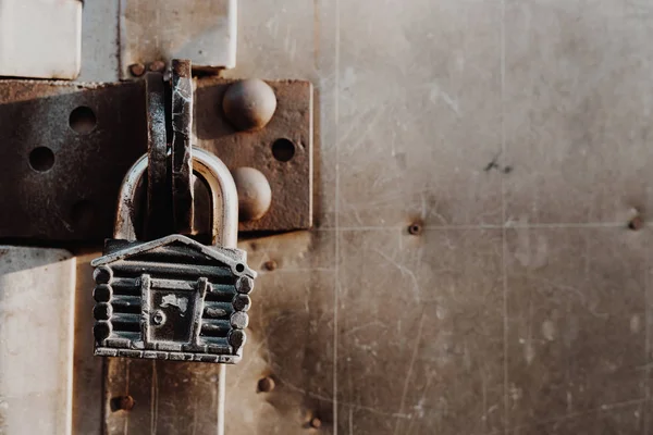 Cadenas Forme Cabane Accroché Sur Les Charnières Porte Fermée Portes — Photo