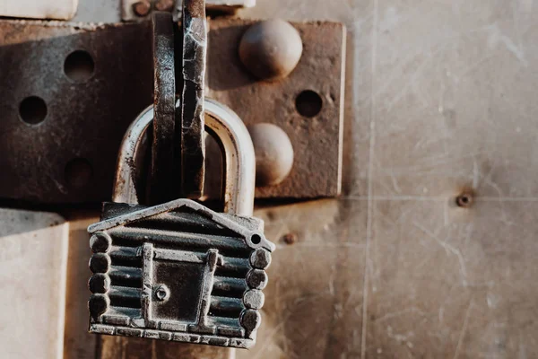 Hangslot Vorm Van Een Hut Hangt Aan Scharnieren Van Gesloten — Stockfoto