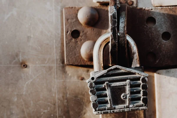 Padlock Form Hut Hangs Hinges Closed Gate Metal Gates — Stock Photo, Image