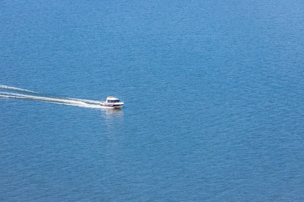 Tekne Yüksek Hızda Yüzüyor — Stok fotoğraf