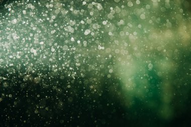 Duvar kağıdı için soyut arkaplan. Suda bir sürü çözülmüş baloncuk var. Akvaryum bokeh yeşil renklerde.