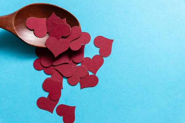 Viele Winzige Weinrote Herzen Einem Kochlöffel Auf Blauem Hintergrund — Stockfoto