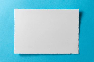 Mavi arkaplanda boş bir kartpostal şablonu.