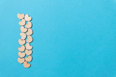 Mavi arka planda bir sürü küçük tahta kalp..