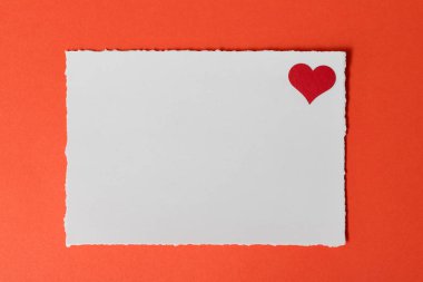 Kırmızı zemin üzerinde burgundy kalp olan bir kartpostal şablonu.