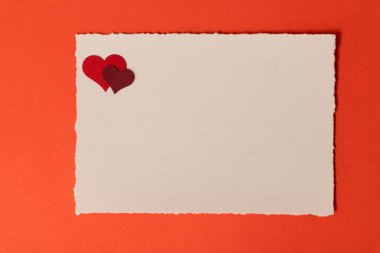 Kırmızı arka planda kırmızı kalpler ve bordo şablonu.