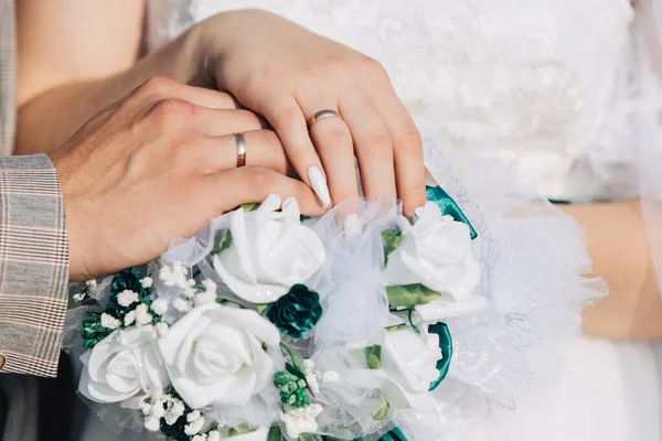 Los Recién Casados Ponen Sus Manos Ramo Boda Rosas Blancas —  Fotos de Stock