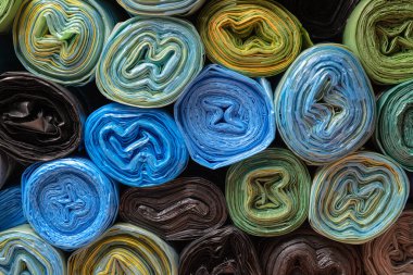 Plastik torbalar. Duvar kağıdı için desenli arka plan. İnşaat atığı için bir sürü renkli poşet.