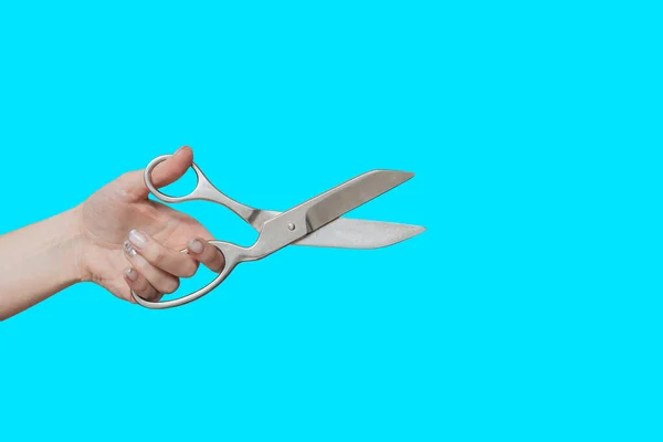 Старі Ножиці Рідкісні Ножиці Руці Жіноча Рука Тримає Ножиці Ізолює — стокове фото