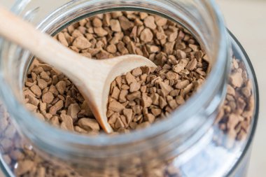 Hazır kahve ve bir kaşık