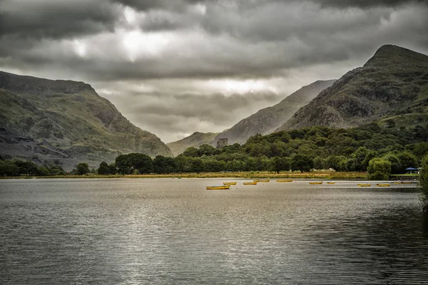 Snowdonia içinde güzel göl