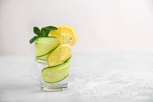 Стакан Летним Освежающим Напитком Воды Огуречные Ломтики Лимон Мята Высоком — стоковое фото