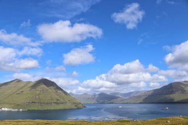 Dağlarda ve Atlantik Okyanusunda güneşli bir gün