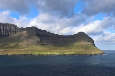 Dağlarda ve Atlantik Okyanusunda güneşli bir gün