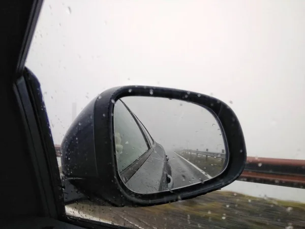 Réflexion Brume Dans Rétroviseur Côté Voiture — Photo