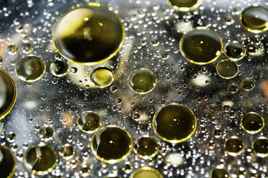 Su siyah zemin üzerinde Bokeh fi ile altın yağ kabarcıkları makro