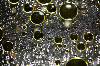 Su siyah zemin üzerinde Bokeh fi ile altın yağ kabarcıkları makro