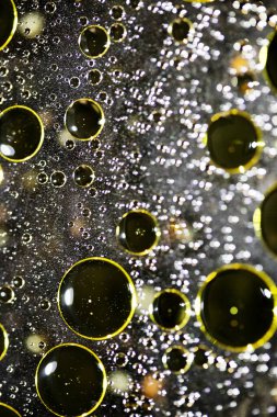 Su siyah zemin üzerinde Bokeh fi ile altın yağ kabarcıkları makro