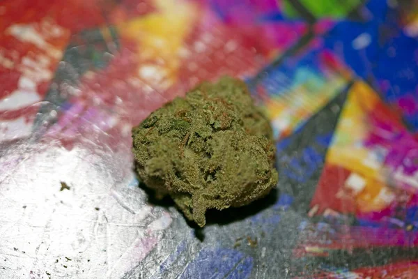 Marihuana en colorido fondo diseño macro super limón neblina f — Foto de Stock