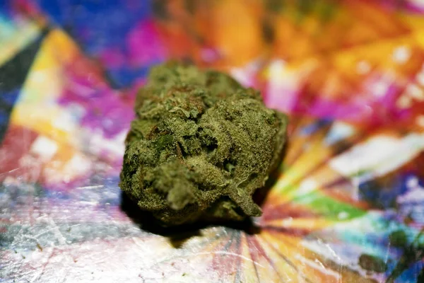 Marihuana σε πολύχρωμο φόντο σχεδιασμό macro σούπερ λεμόνι haze f — Φωτογραφία Αρχείου