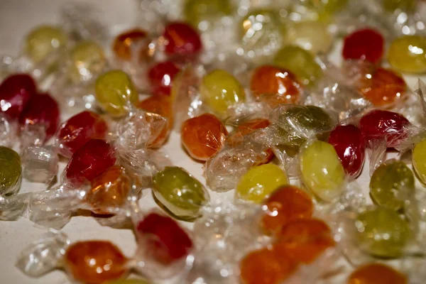 Coloridos dulces caramelos cerca de fondo cincuenta megapíxeles de alto — Foto de Stock