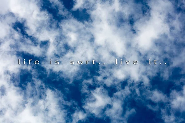 Texto citação vida é sorte com céu azul e nuvens brancas backgroun — Fotografia de Stock