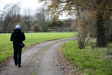 Orman yolunda tek başına yürüyen adam. 50 megapiksel pri.