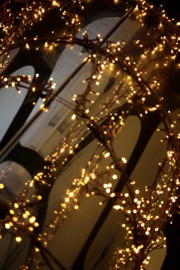 Noel ışıkları Amsterdam tren istasyonu makro arka planı yüksek Q