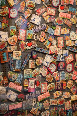 Amsterdam, Hollanda, 2 Aralık 2019: Hediyelik eşya dükkanları makrosu