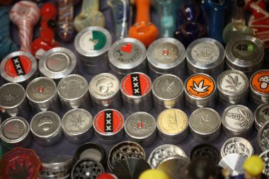 Amsterdam, Hollanda, 2 Aralık 2019: Hediyelik eşya dükkanları makrosu