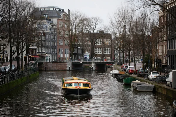 Амстердам, Голландия, 2 декабря 2019 г. Вид на канал — стоковое фото